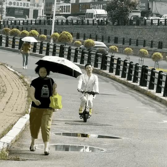 蔡大校骑电动车的样子也是蛮可爱的哟！