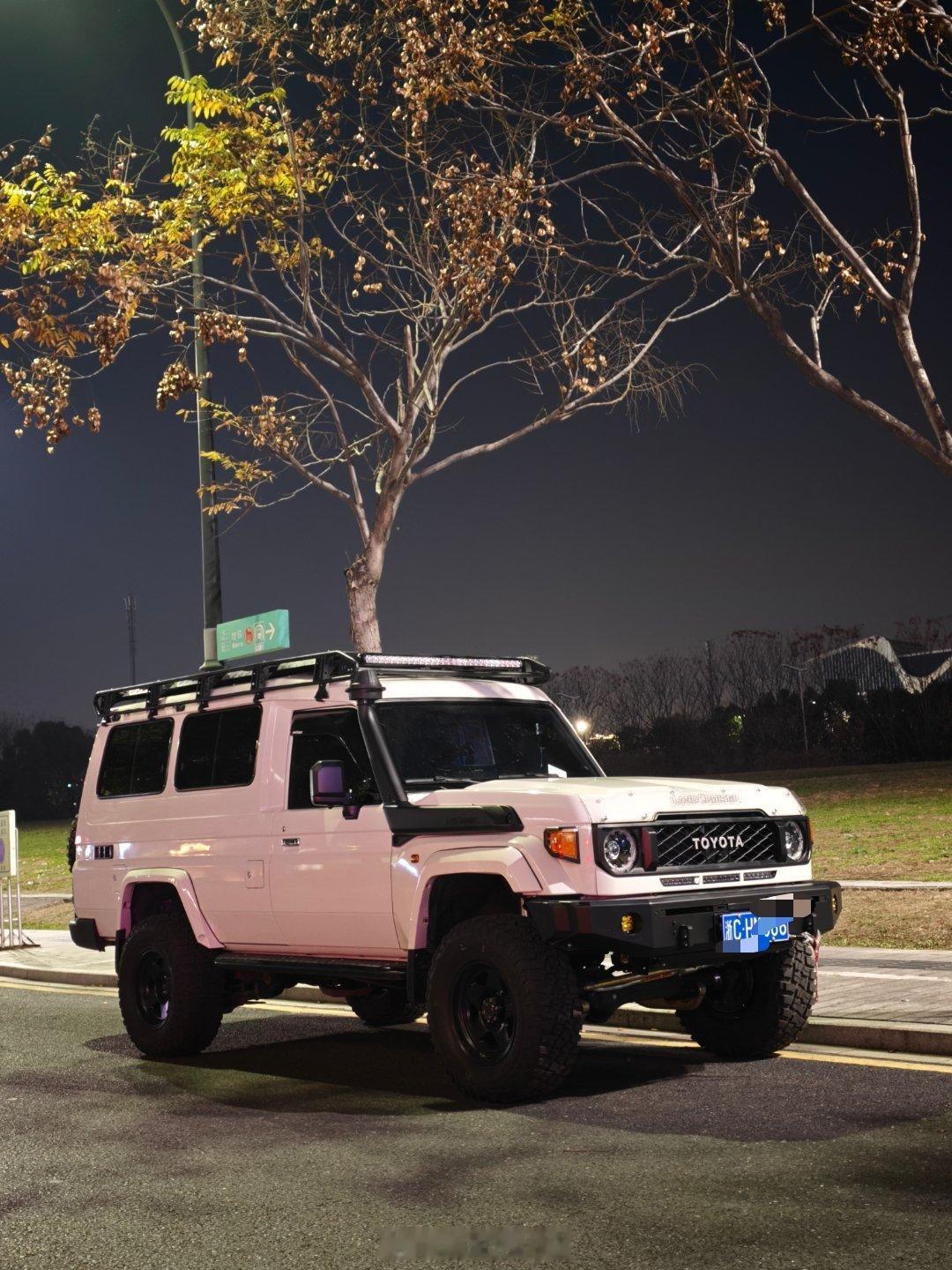 我现在也越来越喜欢硬派越野了。是年纪到了吗？看着这些大家伙感觉有莫名的安全感和底