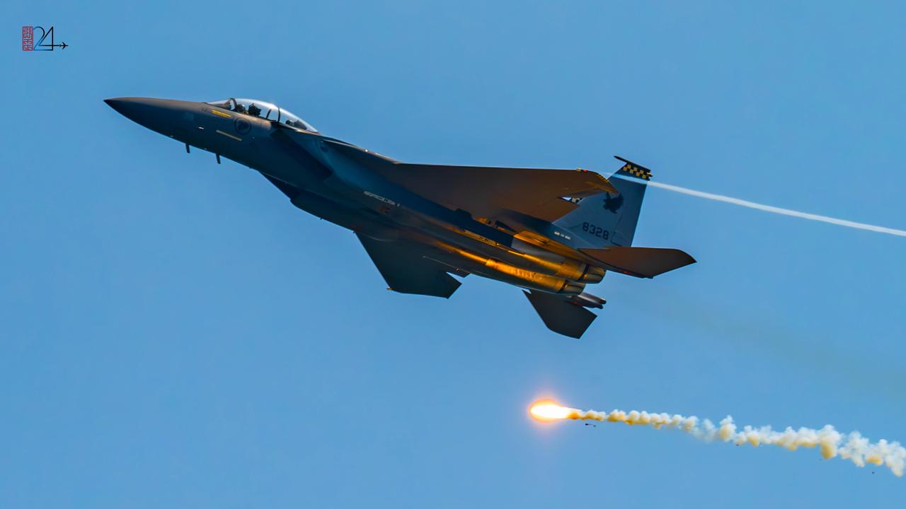 这架正在表演空中打弹的新加坡空军f15sg战斗机，拆除了所有外挂武器和保形油箱，