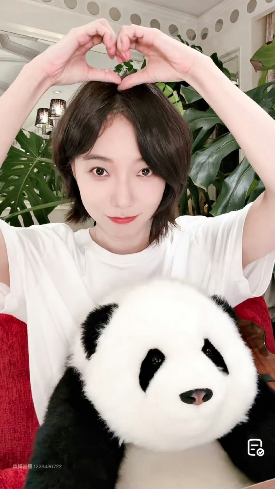 王珞丹首支AI短片短片主角W脸上那些被纸张、标签“缝合”的细节——“算了吧”的纸
