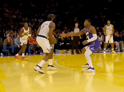 最好笑的一球。077跟裁判叽歪没回防，反倒歪打正着，哈登完全没防备。 