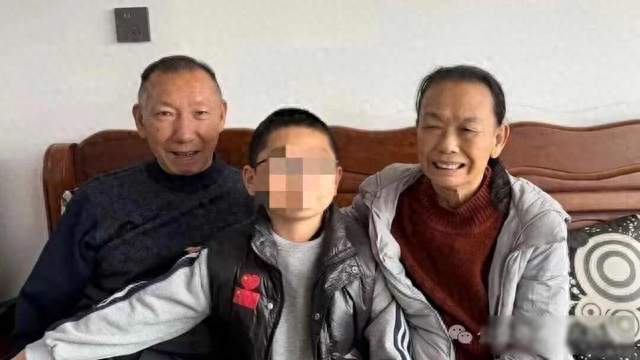 祖父母白发苍苍坐法庭,孙子骨灰盒前缺席八年,法律卡在"谁的孩子~