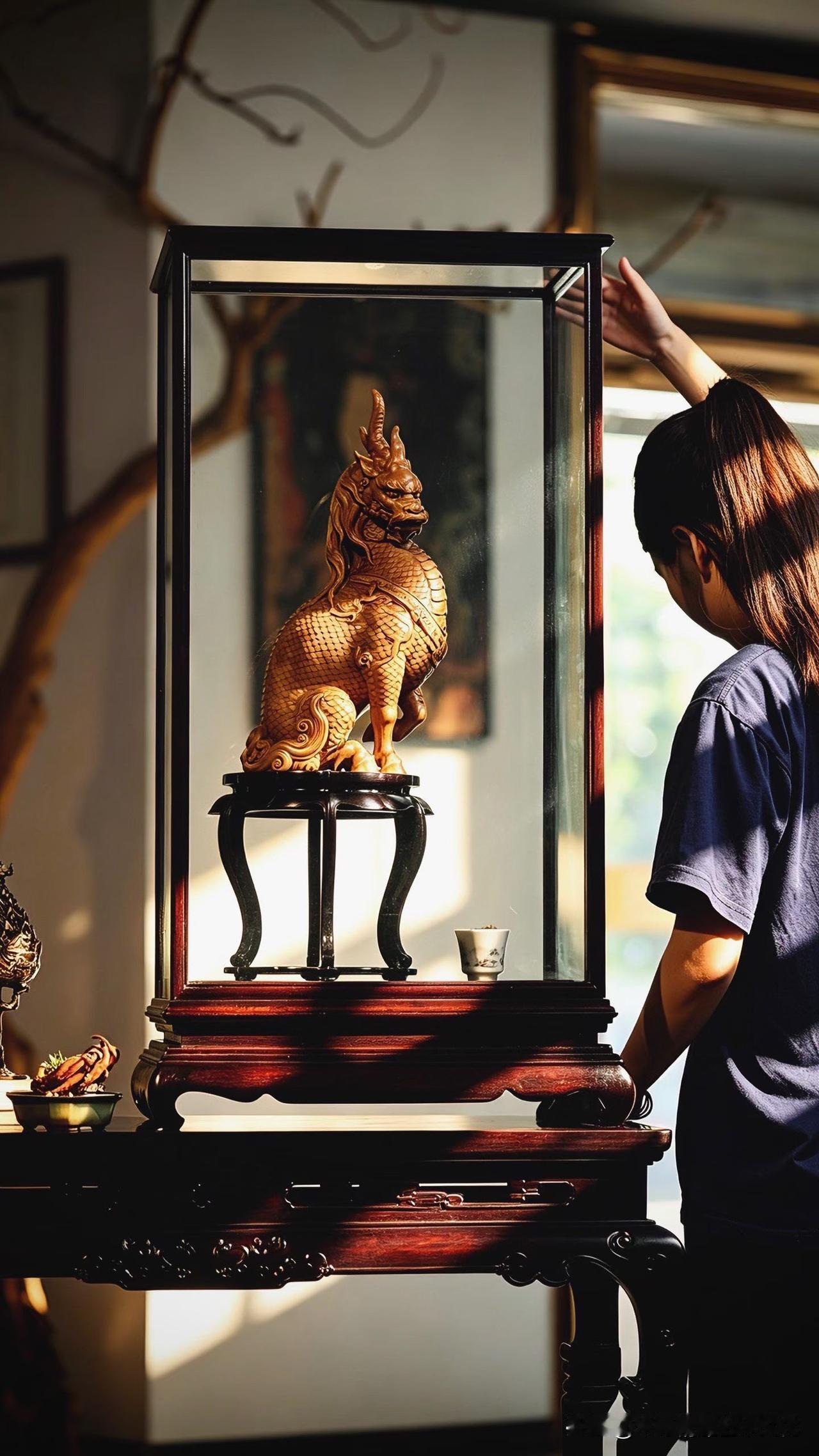 这尊麒麟，一眼不是“威”，而是“稳”。

老山檀的质地沉着含光，油脂在木里静静流