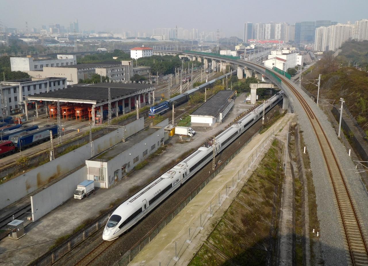 现在的重庆北站最南边的渝怀场虽然接发的多是普速客车，但也有动车组列车，除了一些绿