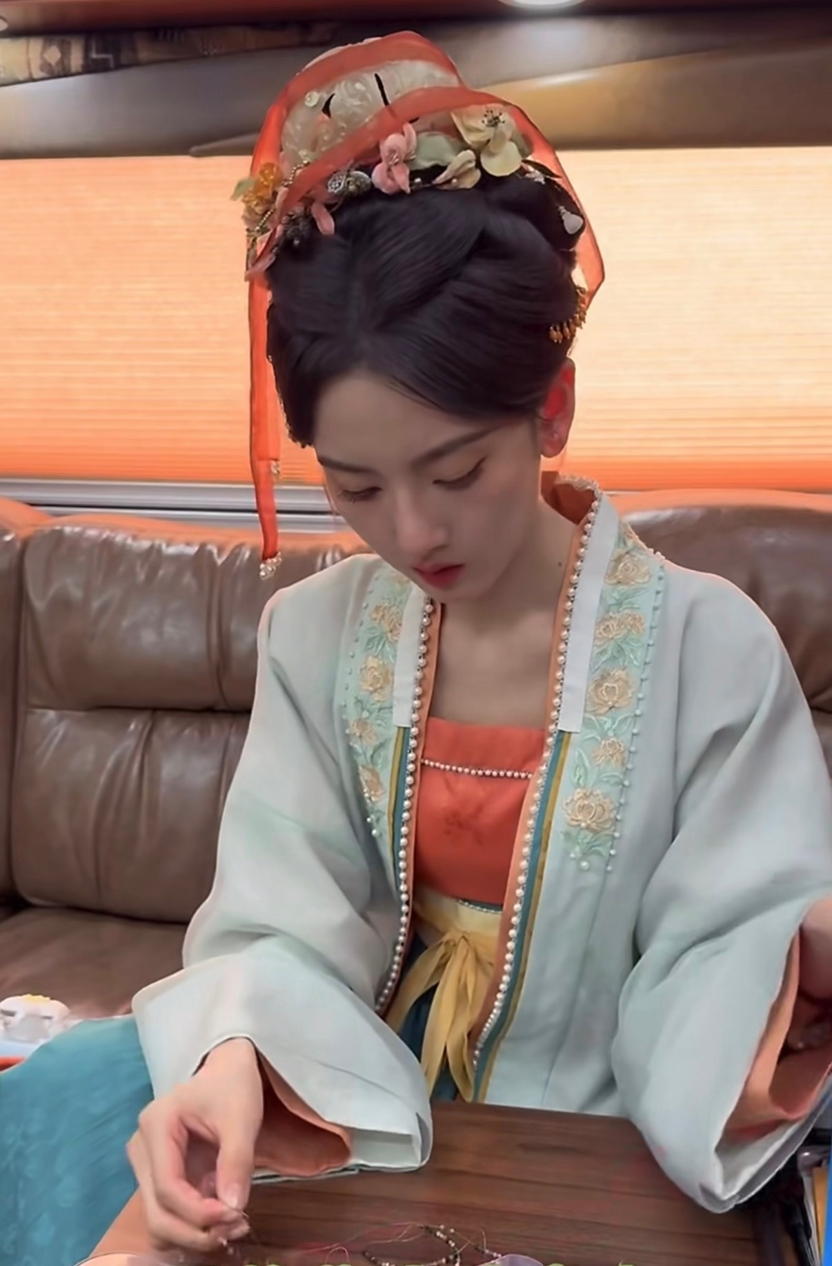 这女的嫌头饰碍事休息时就这样对待这两根带子是吧 