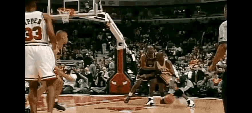 最早的遮眼大法！
原以为遮眼大法是巴蒂尔防守科比发明的，原来很早就用到乔丹身上了