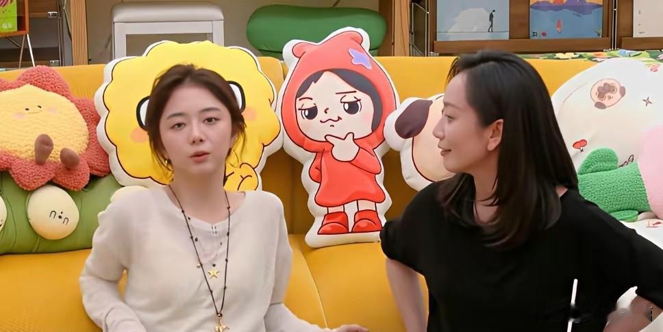 谭松韵与董晴，二人因拍摄《最好的我们》相识，戏里是亲密闺蜜耿耿与贝塔，线下也结下