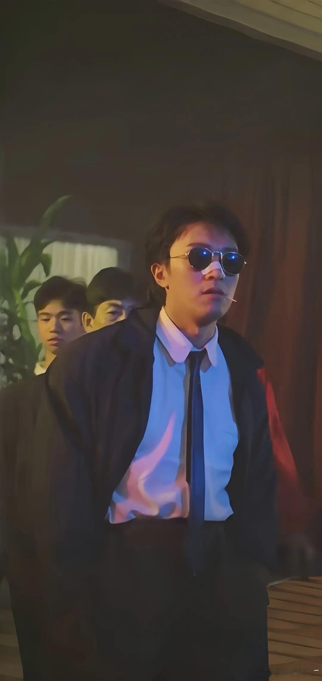 大话西游的幕后故事周星驰大话西游幕后故事最初上映饱受差评、票房惨淡，仓促下线令公