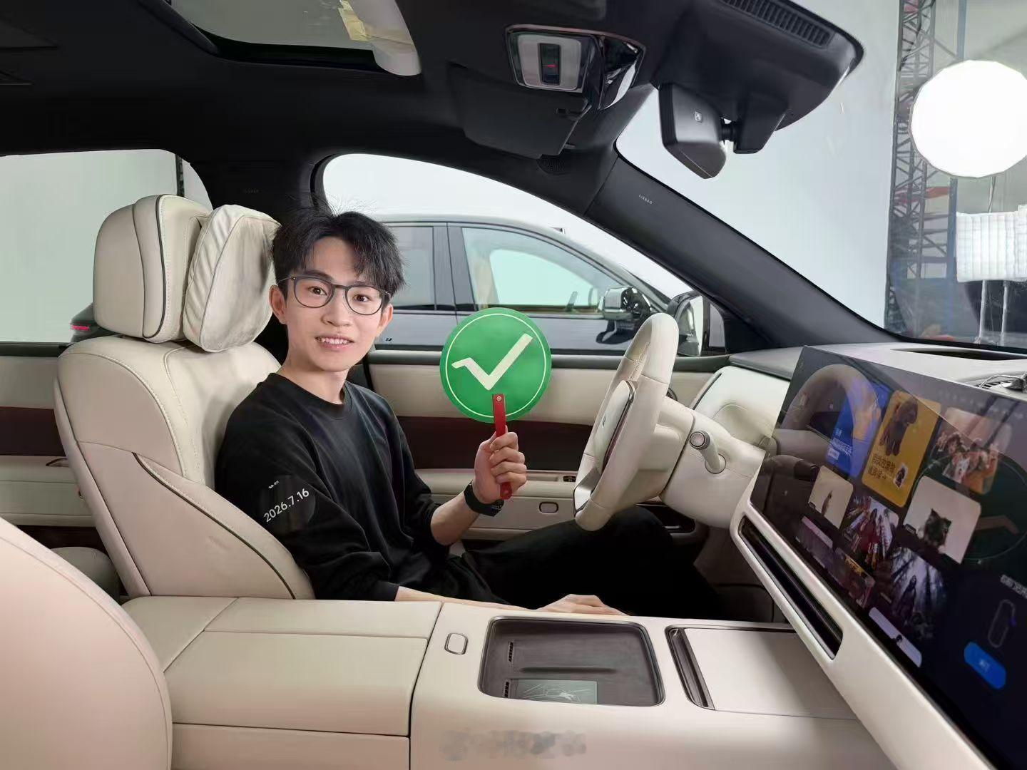 这次发布会还请来了何同学。我超喜欢何同学。不过就是聊天的时候略有点尴尬但是很真实