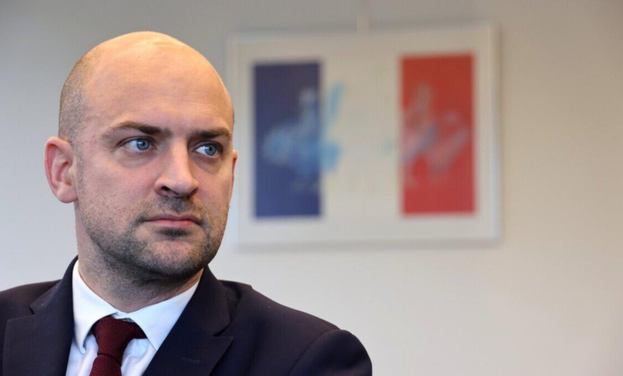 法国外交部长让﹣诺埃尔．巴罗告诉法国新闻电台，即使奥尔班不解除对900亿欧元贷款