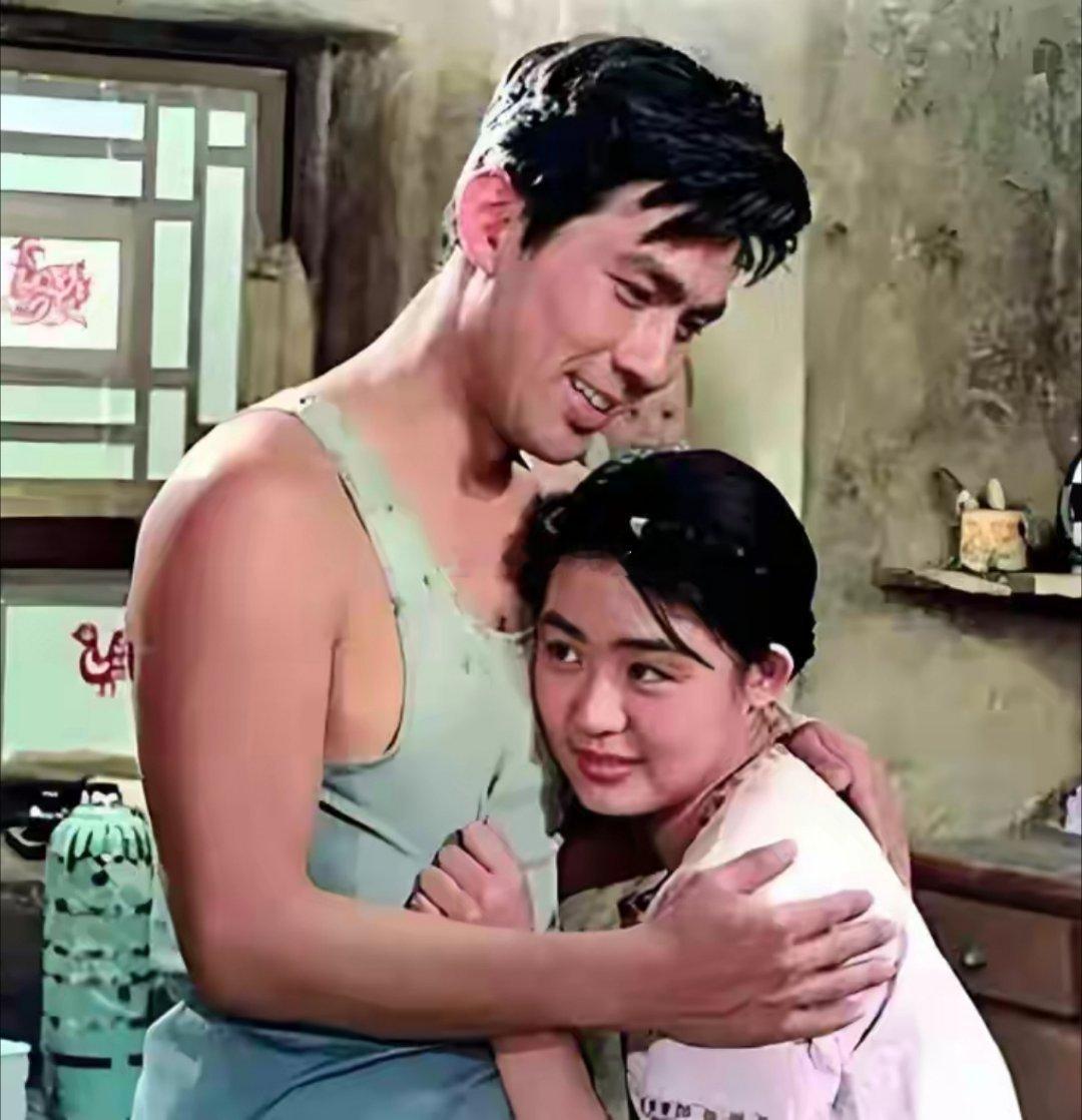 我发现娱乐圈男演员都不喜欢保养，朱时茂牧马人时期挺帅的。 