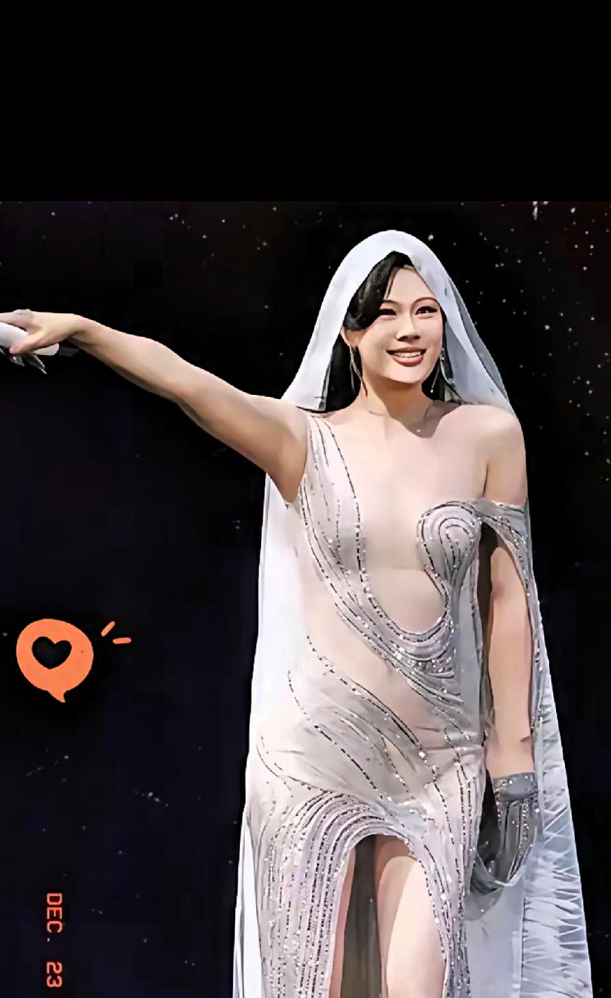 这是谁？审美有问题！
这一身打扮辨识度太低了，都有点认不出来了，大家认出来她是谁