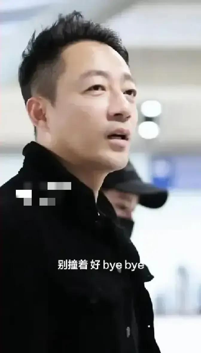 小菲和筱梅刚走出首都机场到达口，就被里三层手机团团围住。
俩人自己推着行李，没助