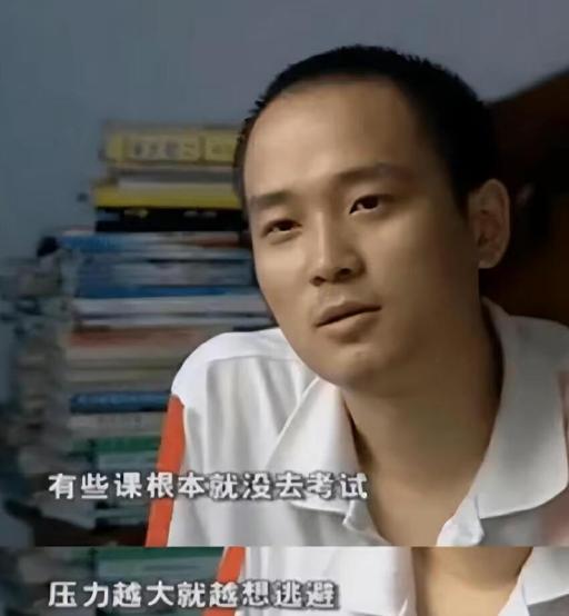 2002年，四川考生张非拒绝复旦的录取，选择复读，第二年考入北大，次年被退学，2