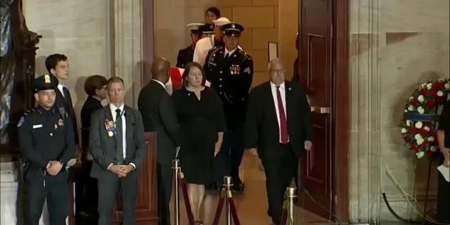 面子给足，美国国会大厦圆形大厅为格雷厄姆举行私人悼念仪式，上次享受这一待遇的是卡