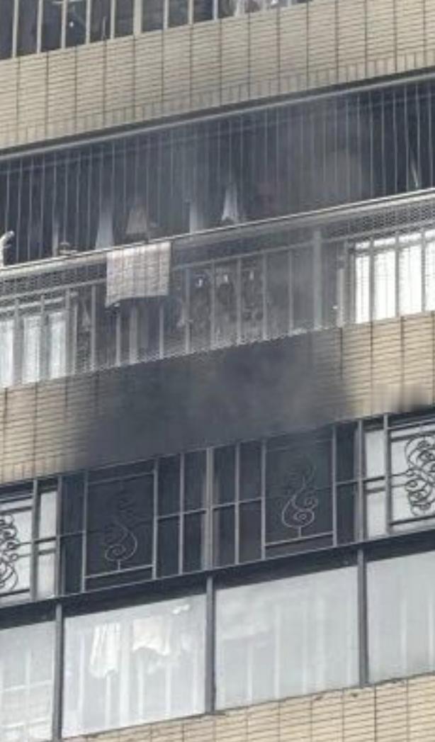 很多本地人已经住上高楼了，但是还保留着在城中村时的习惯，今天就有人在自己家里烧香