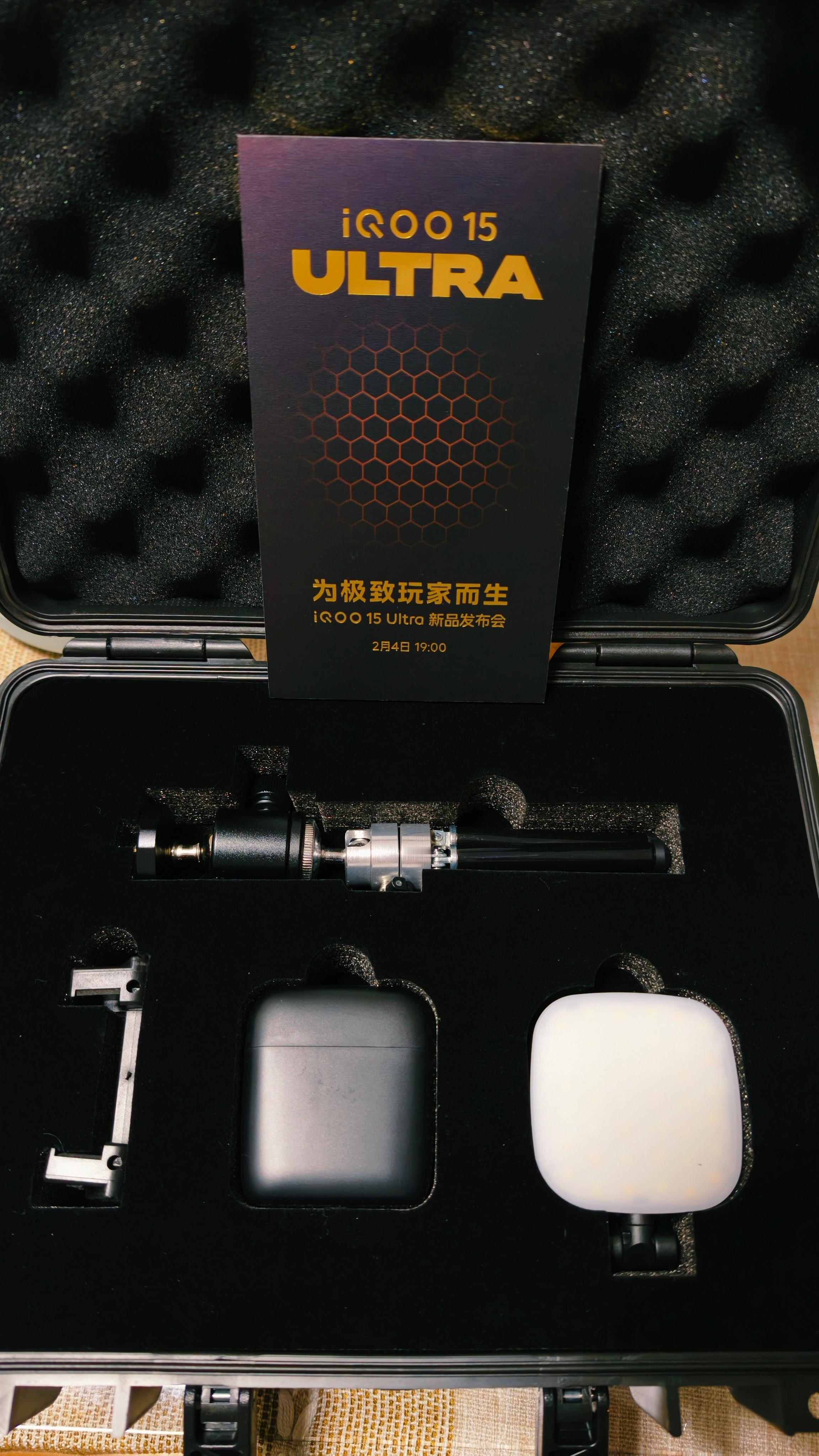 iQOO15 Ultra 即将发布了，这次的邀请函是一套直播装备，包括三脚架，收