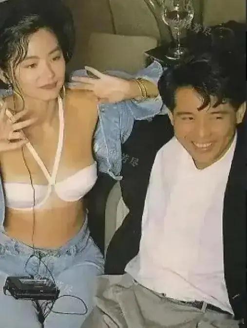 1980年，热恋中的林青霞和秦汉留下了一张不可多得的亲密合影。画面中的林青霞穿着