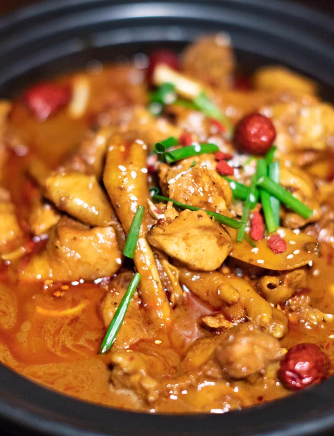 寻味湖北荆州，这家鸡店真的好好吃！
来客杀鸡土菜馆
美食推荐：
1、砂锅炖土鸡、
