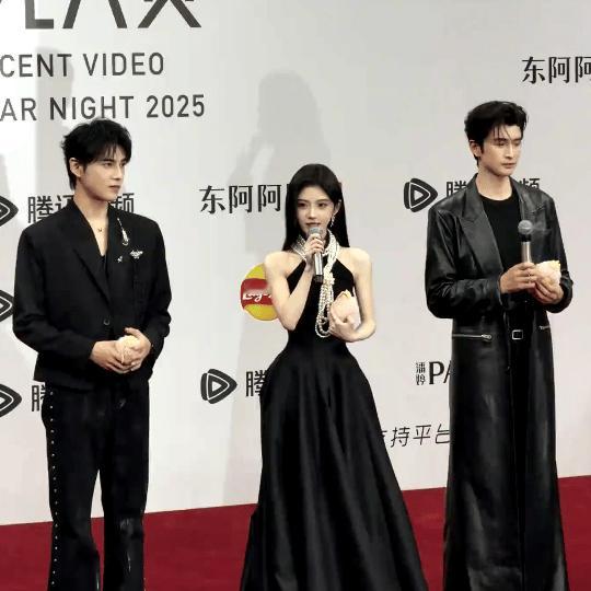 星光大赏后台《来战》新鲜合照🈶！！！鞠婧祎美得星光四射 ，张云龙酷的有一套 ，