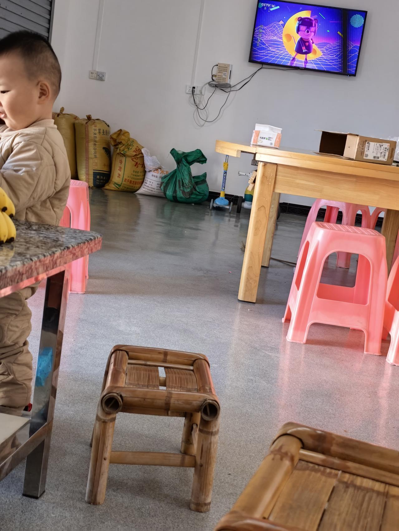 上午动手打了小侄子。
打完就有点后悔了。
让我以后怎么面对自己的孩子？
早上二伯