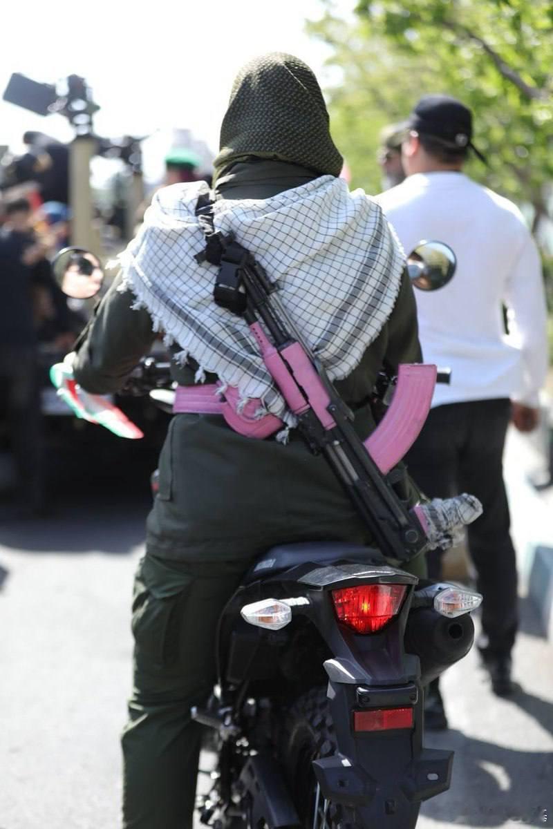 巴斯基女兵来源：Fotros Resistance伊朗恢复对霍尔木兹海峡的控制哈