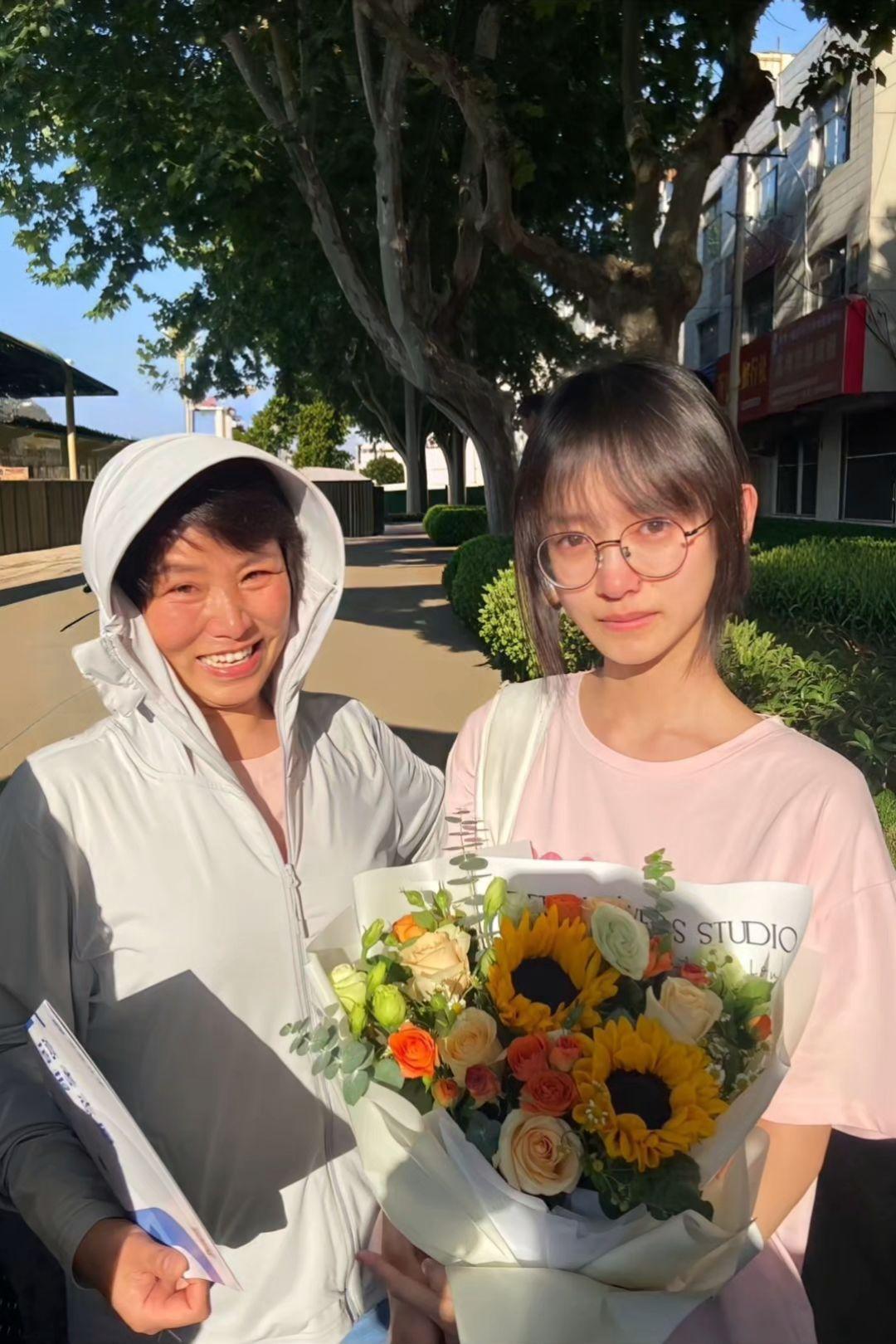 妈妈 回家的路上再也不会堵车 也不会有朋友突然过生日了