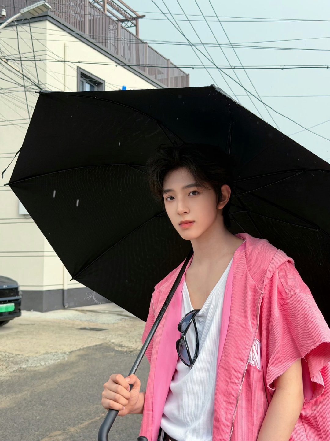 陈浚铭撑伞雨中随拍陈浚铭粉外套撑伞随拍 好萌呀这个浚铭 ​​​