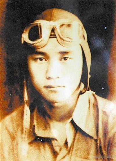 1938年，22岁的飞行员陈怀民驾驶的战机被日军击中，可他却放弃了跳伞，而是选择