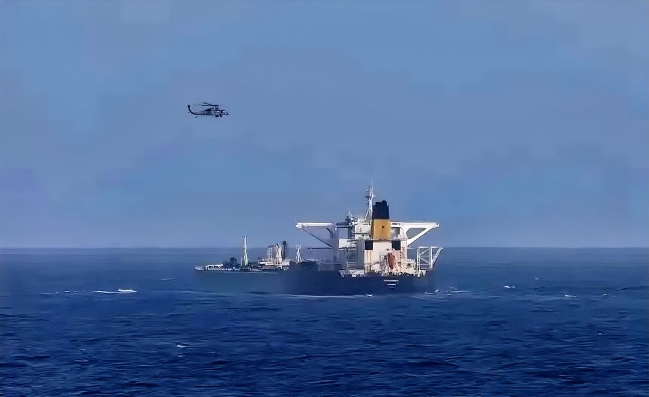 不装了！悍然扣押中国油轮后，特朗普放话：油和船都归美国了！
据英国BBC报道，当