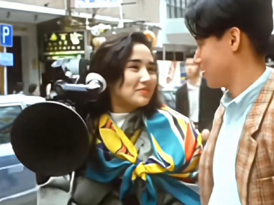 张学友和周星驰的颜值巅峰，女主也很漂亮

他俩在一起好养眼，一个温文尔雅，一个痞
