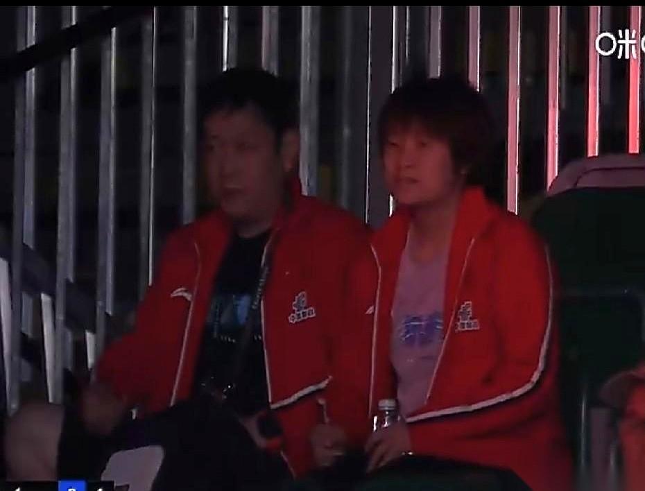 孙颖莎跟王艺迪那场半决赛，本来打得有来有回。
直到第五局，王艺迪3比2领先，那个