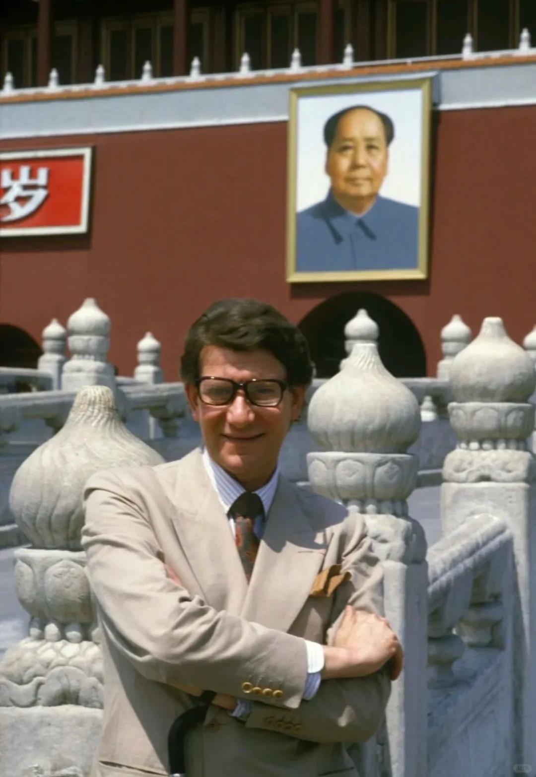 1985 年，49 岁的圣罗兰老爷子在北京💙
快 50 岁的伊夫・圣罗兰，被抑