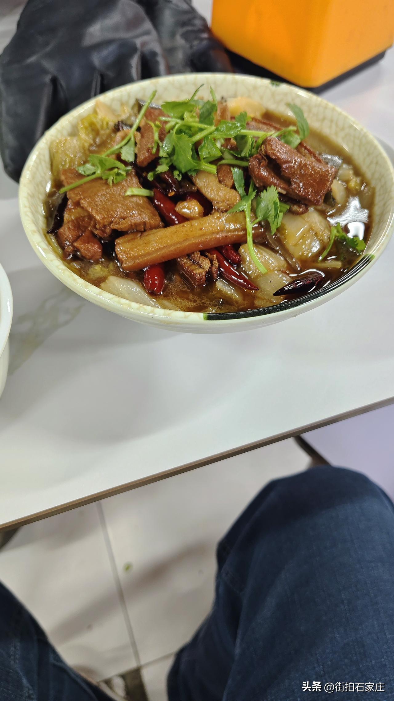 石家庄的美食，都藏在偏僻的地方。
必须是荒无人烟的地方，才能找到一家合你胃口的美