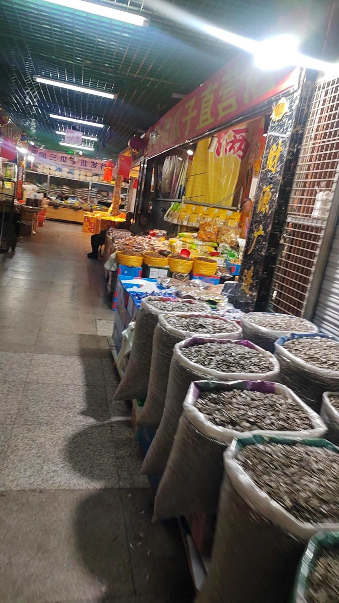 哈达坚果区溜达一圈，一个人没有，这是没到时候么？现在我觉得还能便宜点，到十一了价