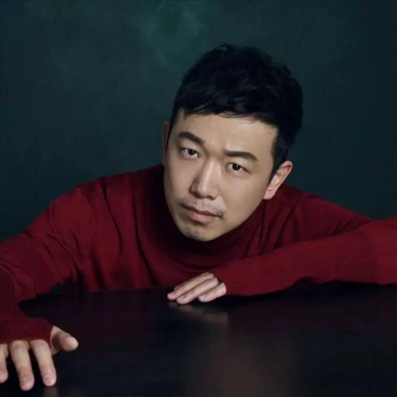 演员，潘斌龙说，上中学的时候，老师问我，未来的理想是什么，我就说，要么，坐办公室