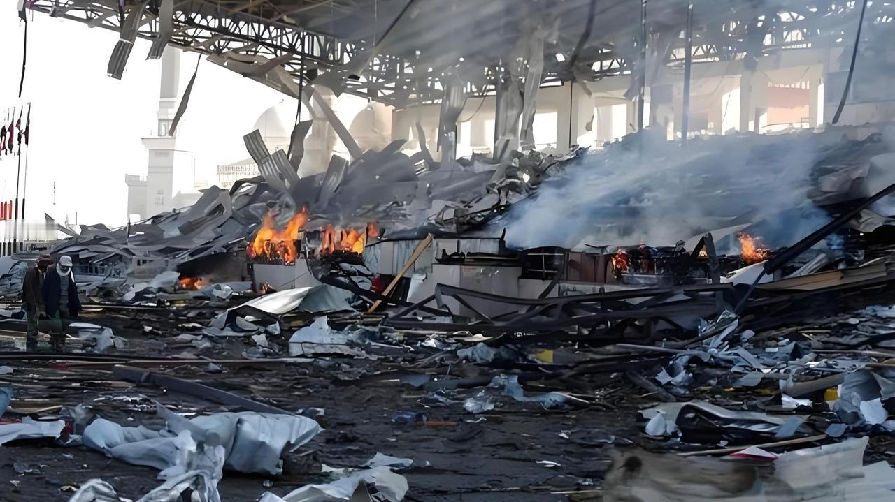 中情局和摩萨德是一边装模作样跟人家谈和平，一边又鼓动收买伊朗反政府组织搞破坏。伊