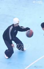 李煜东打篮球 家人们快看！李煜东今天打篮球的路透来啦！他运球的时候，那节奏感把握