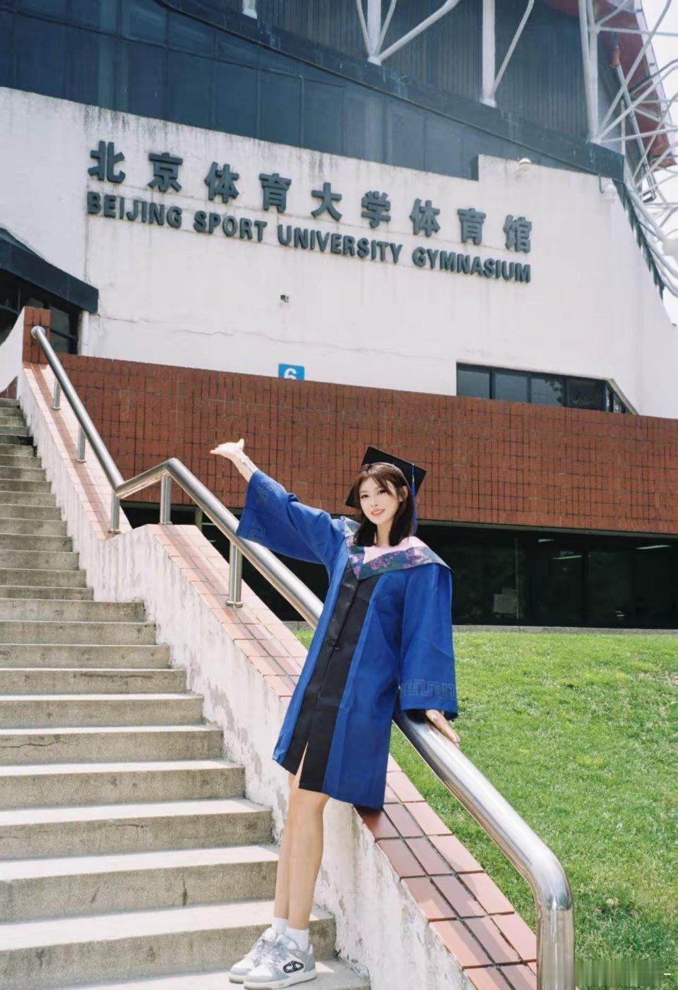 吴艳妮硕士毕业晒美照，肤白貌美大长腿，身上的自信和大方让多少人疯狂心动 