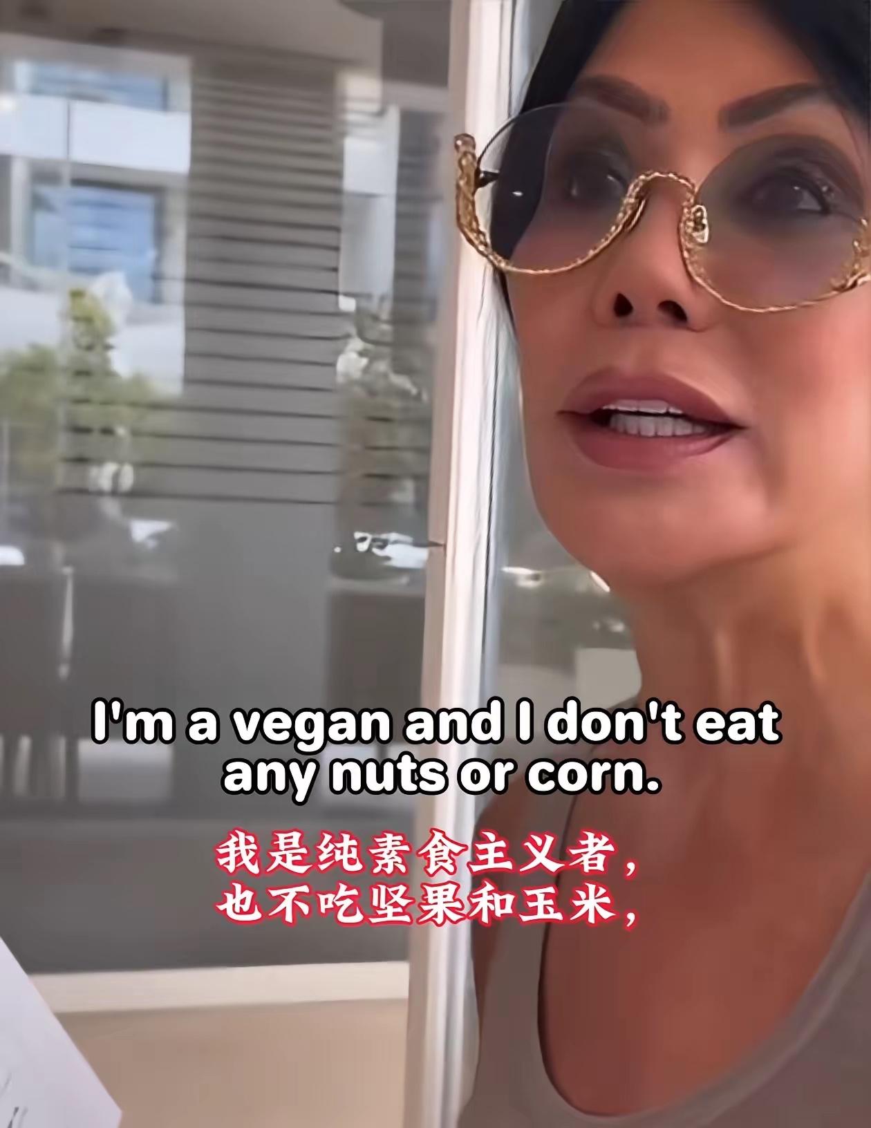 这服务员是懂反矫情的，一句话直接把素食小仙女怼得没话说。出去吃饭列了半张忌口清单