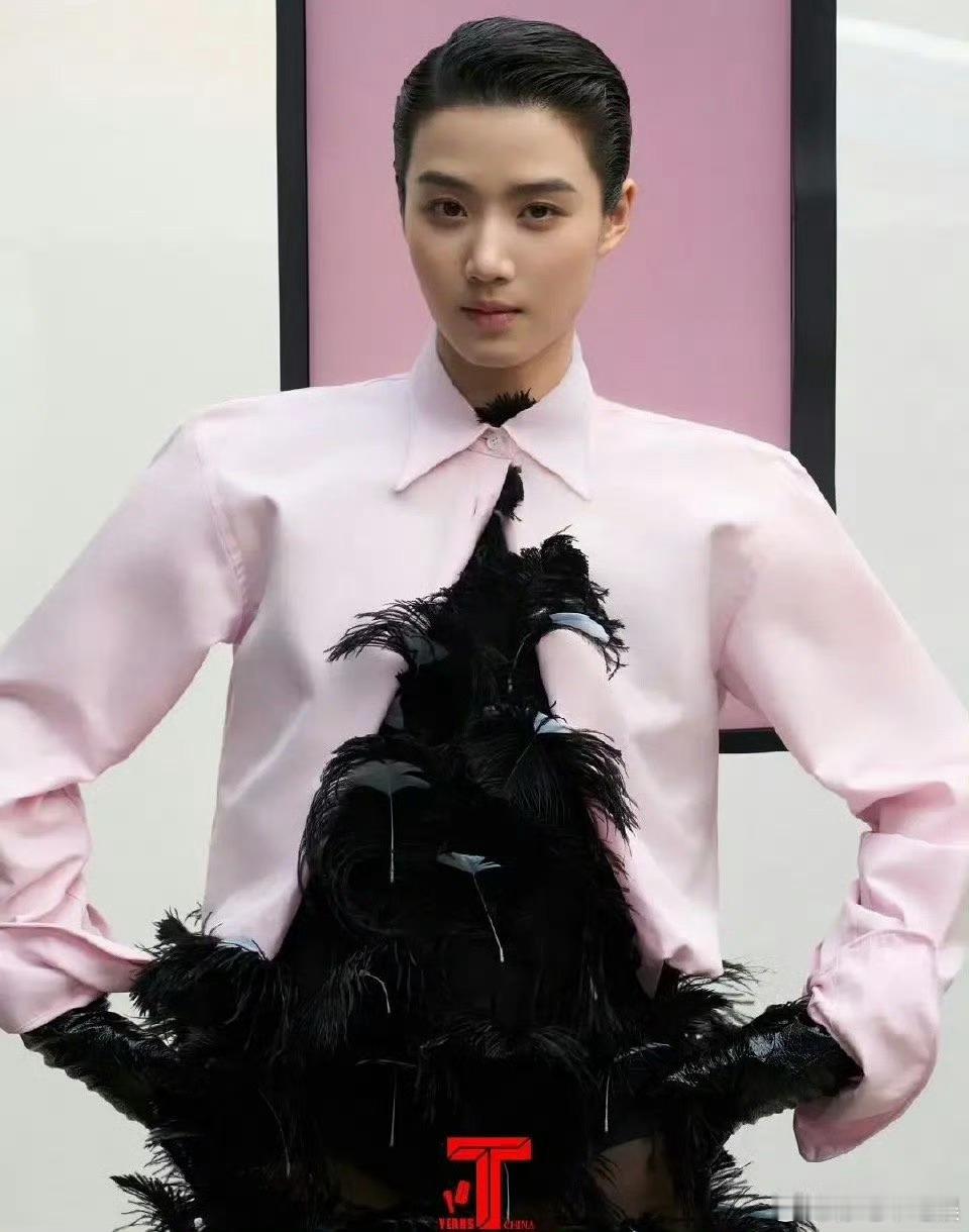 卢昱晓什么时候有这种风格了真的有点男生相了。 