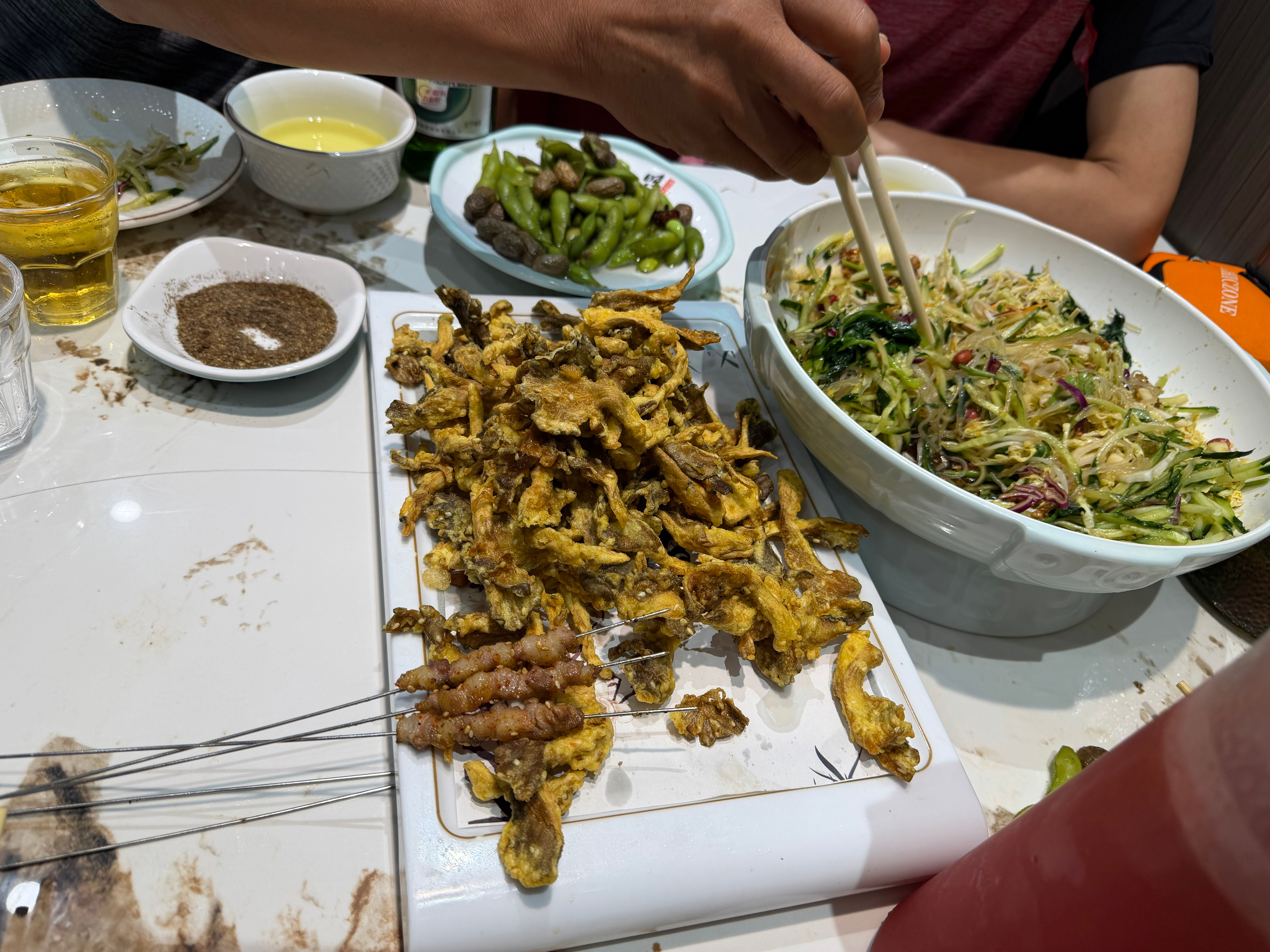 很老式的东北菜主打一个量大、实惠四个人吃三个菜足够了四个菜肯定是吃不完的那种就是