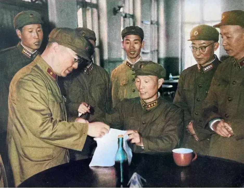 1963年8月，张爱萍将军视察军事工程学院，勉励大家，努力办学，创建世界一流军事