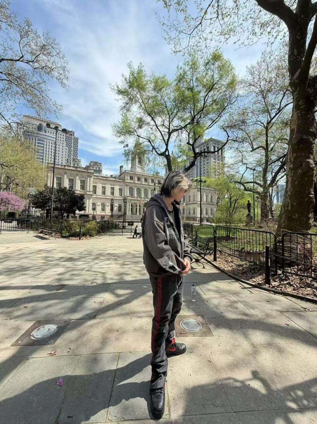 蔡徐坤 网友在纽约偶遇蔡徐坤好好笑啊，坤就这样乖乖站着给拍照，广角+如此权威的摄