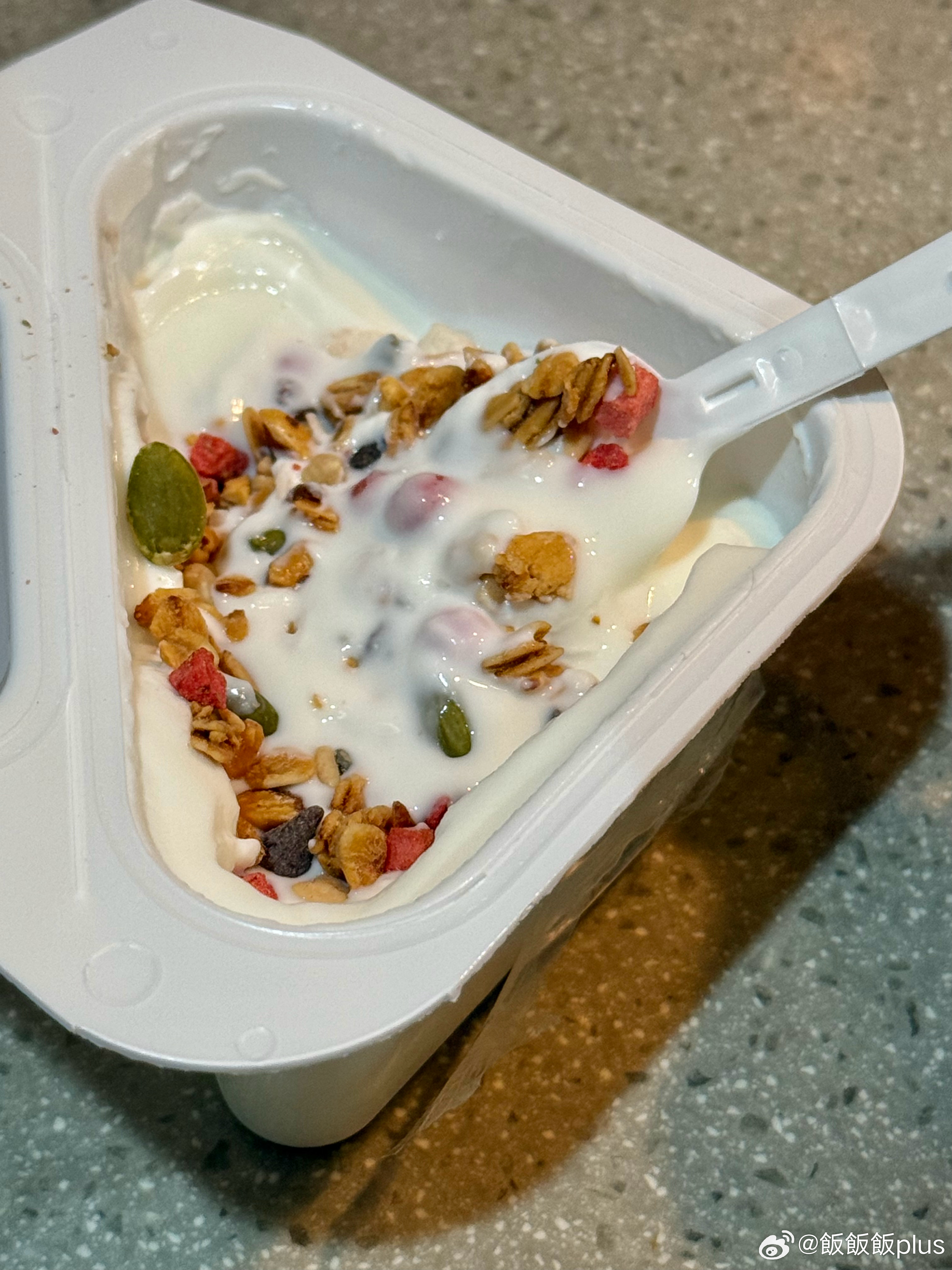 随便吃吃的晚餐🥣｜金枪鱼田园沙拉配油醋汁，搭配全麦面包和黄油🧈还吃了好久不见