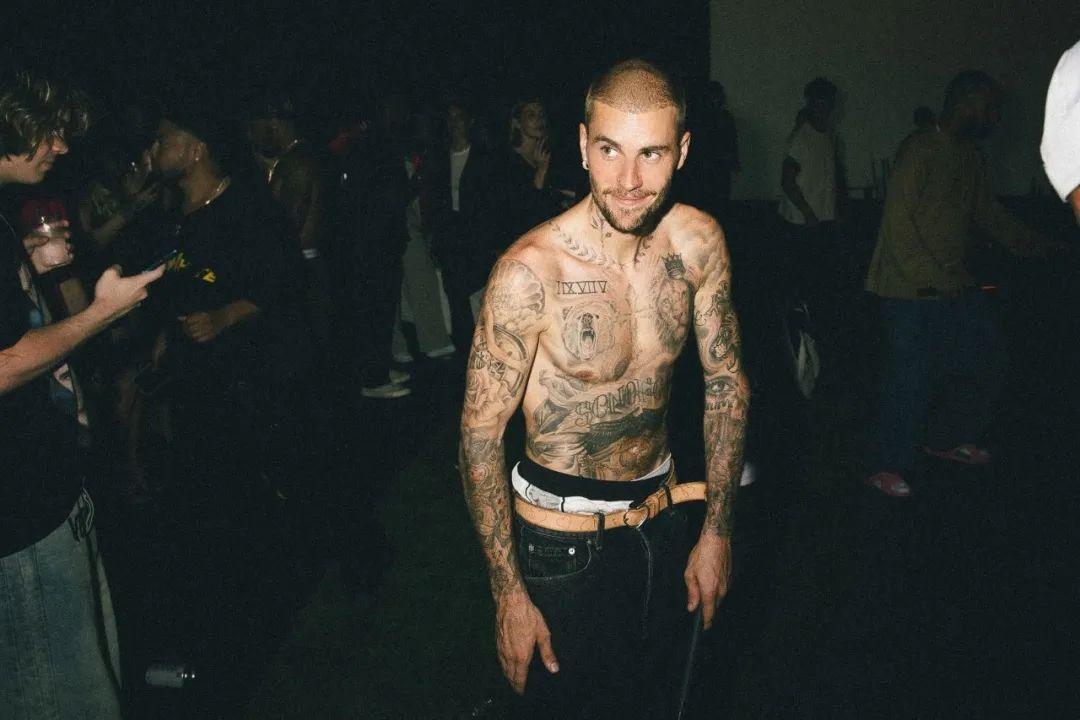 在Justin Bieber举办的新专辑聆听派对上，他的身材再度惊艳众人！瞧瞧那