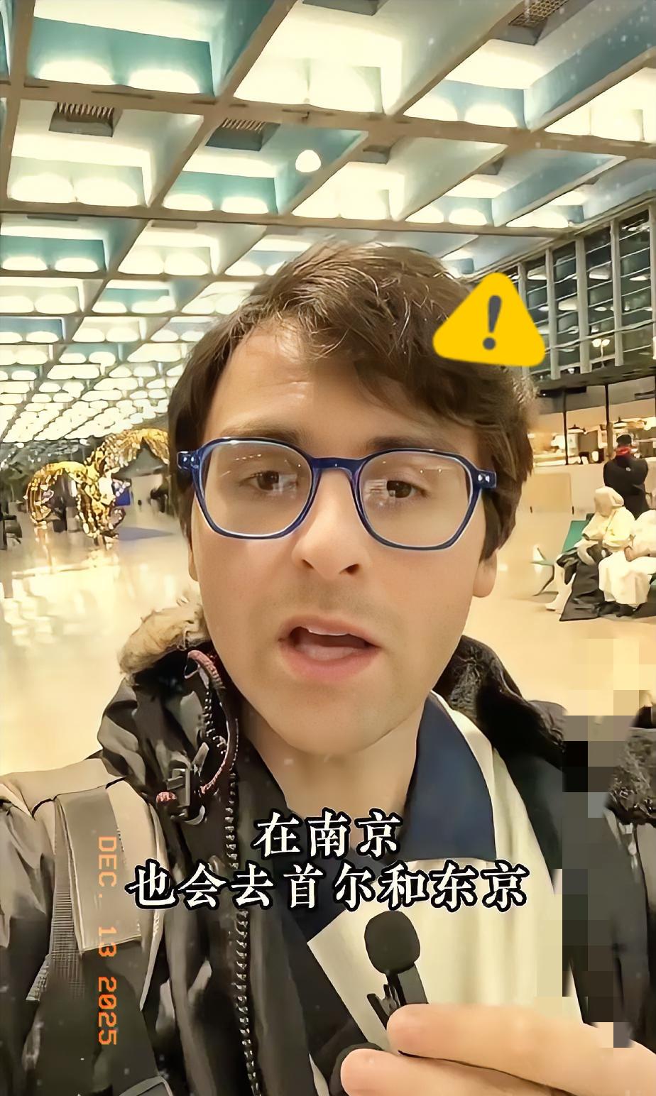 一个举动，
证明了马库斯的人品，
国家公祭日这天，马库斯提前赶到南京，下一站还要