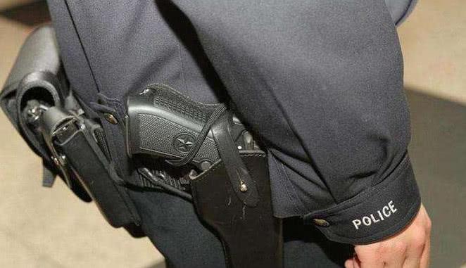 枪支的使用受到严格的法律和法规约束，必须遵循“必要性”和“最小伤害”原则。

根