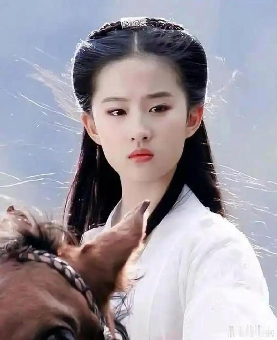 18岁的刘亦菲简直美到心巴上！倾国倾城的容貌，说她是降落人间的仙女都不为过！ 