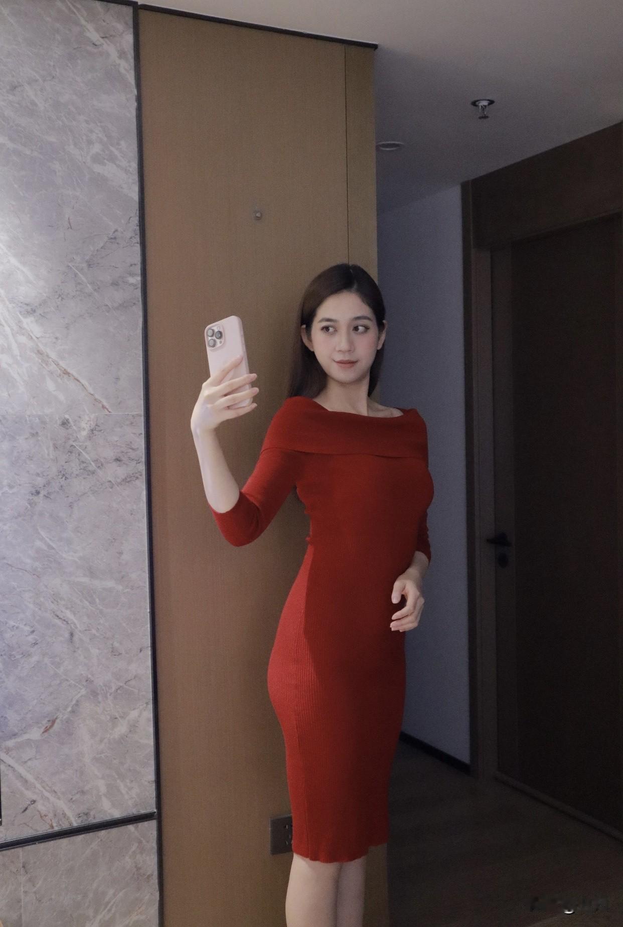 二十岁敢爱敢闯，那份纯粹是青春的优雅；三十岁张弛有度，在生活中寻得诗意，是岁月赋